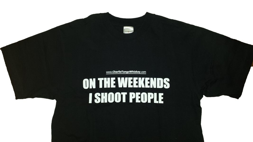T-shirt - On The Weekend I Shoot People - Czarny