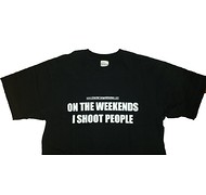 T-shirt - On The Weekend I Shoot People - Czarny